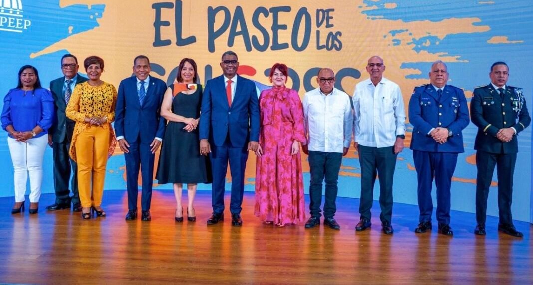 En acto en SD ponen a circular albun «El Paseo de los Colores»