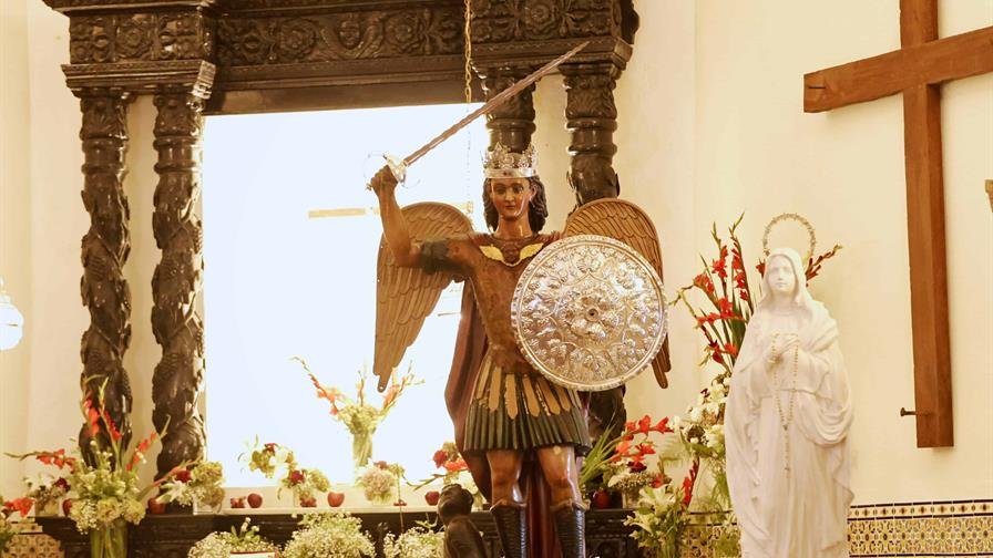 Entre rezos, altares y ofrendas, devotos conmemoran el Día de San Miguel