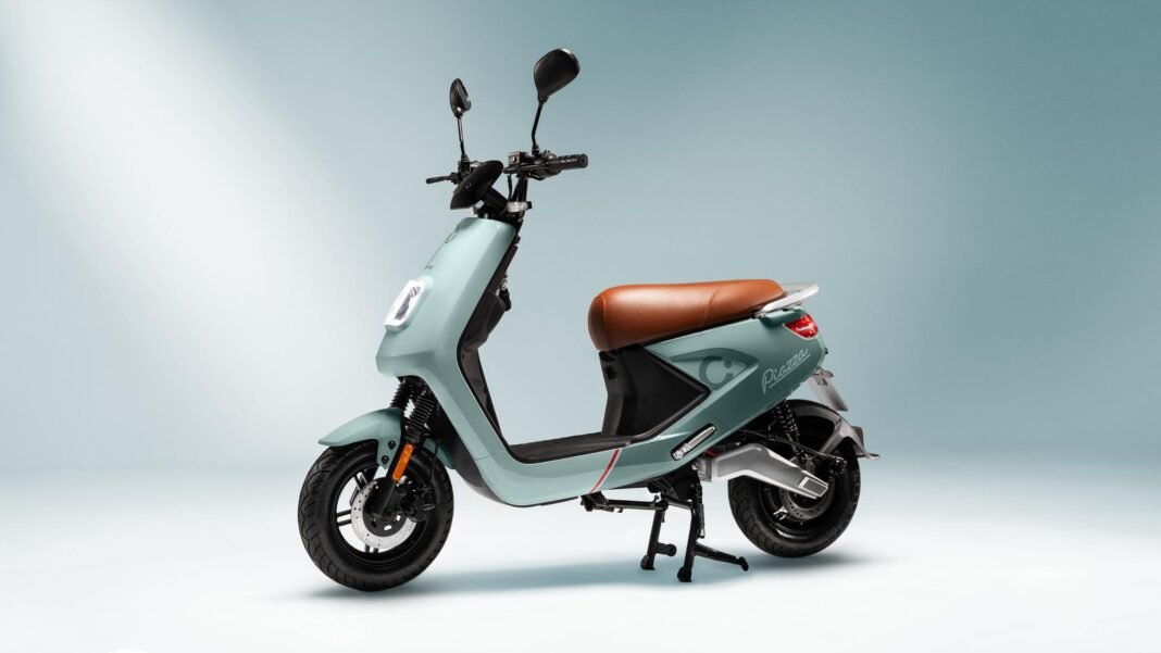 Esta scooter urbana es casi igual de barata que una bici, y llega a 110 km de batería