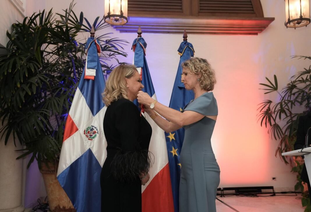 Francia condecora a embajadora Rosa Hernández de Grullón Francia condecora a embajadora Rosa Hernández de Grullón