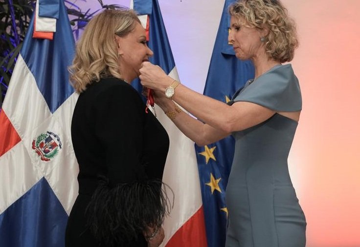Francia condecora embajadora Rosa Hernández de Grullón Francia condecora embajadora Rosa Hernández de Grullón