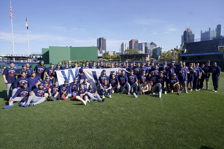 Happ y Ballesteros ponen a los Cubs en la postemporada Happ y Ballesteros ponen a los Cubs en la postemporada