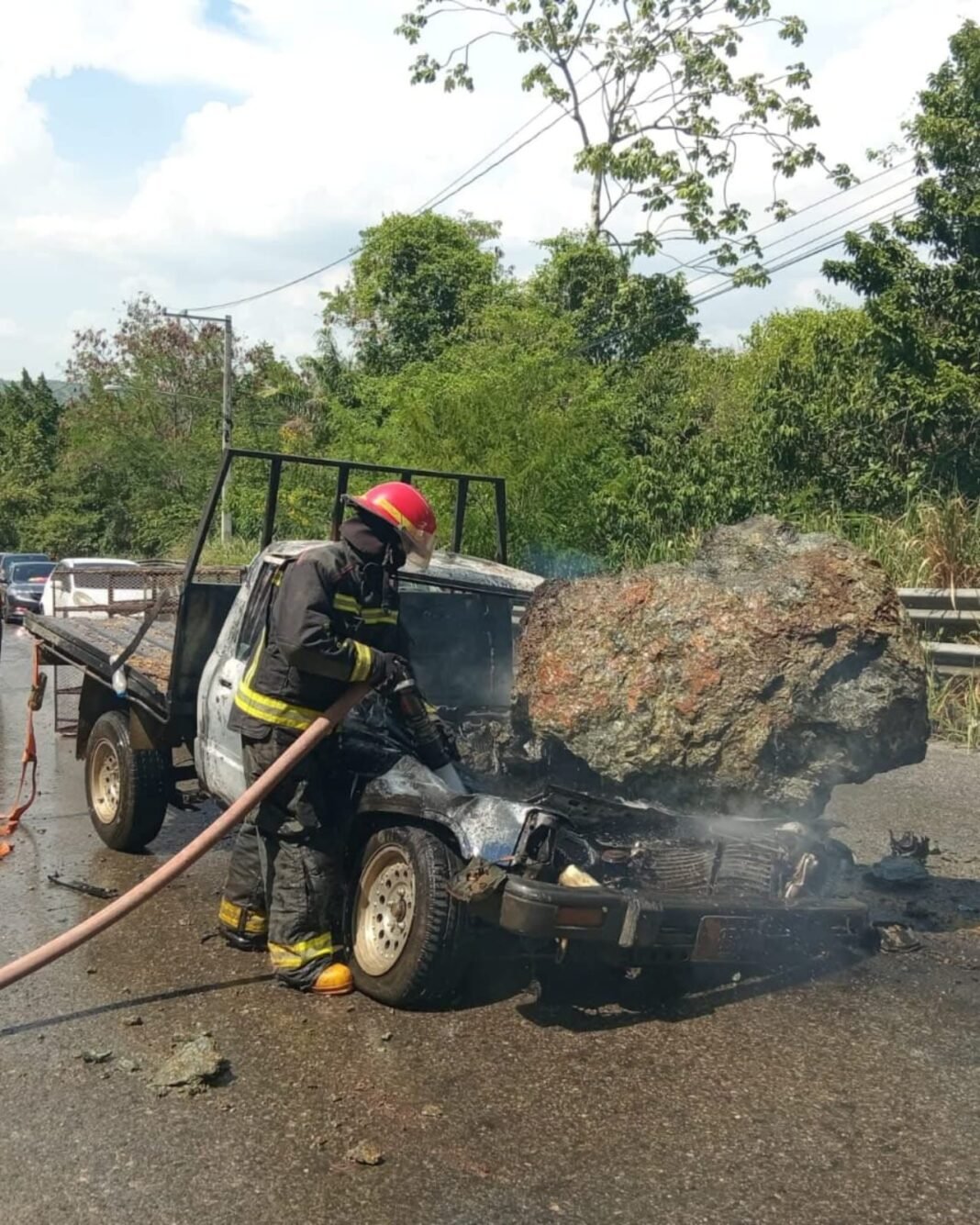 Hombres sobreviven tras roca de gran tamaño aplastar su vehículo en carretera Jarabacoa-La Vega Hombres sobreviven tras roca de gran tamaño aplastar su vehículo en carretera Jarabacoa-La Vega
