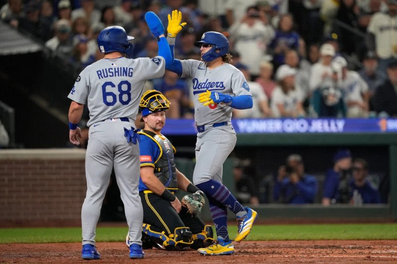 Kiké Hernández da doble en el noveno y los Dodgers derrotan a Seattle Kiké Hernández da doble en el noveno y los Dodgers derrotan a Seattle