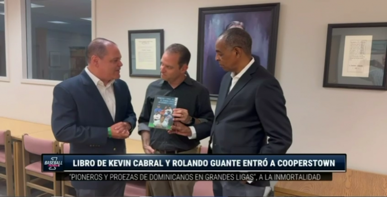 Libro sobre jugadores dominicanos en MLB llega al Salón de la Fama de Cooperstown
