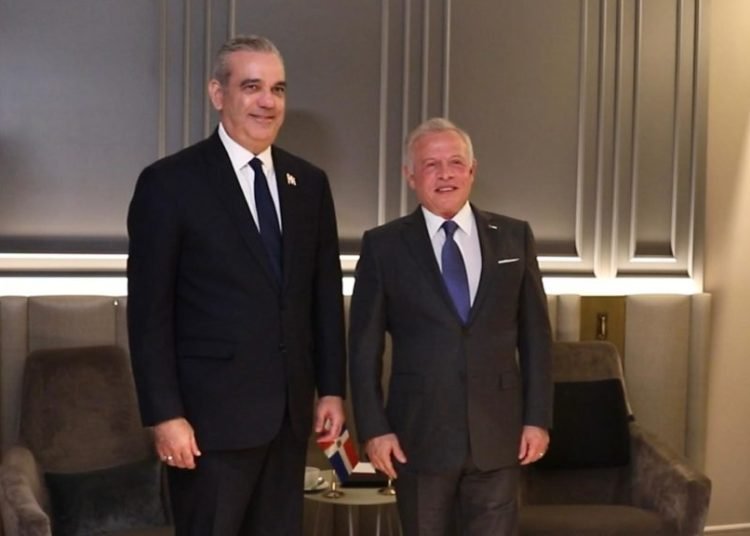 Luis Abinader aborda con el rey de Jordania “temas de interés común”