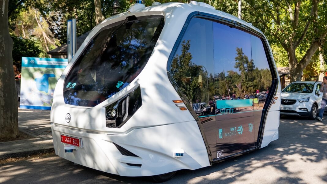 Madrid estrena un autobús autónomo de la EMT, está fabricando en España y es gratuito Madrid estrena un autobús autónomo de la EMT, está fabricando en España y es gratuito