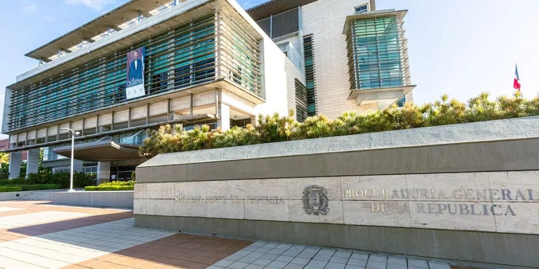 Ministerio Público y Ceccom incautan bebidas adulteradas y mercancía ilegal