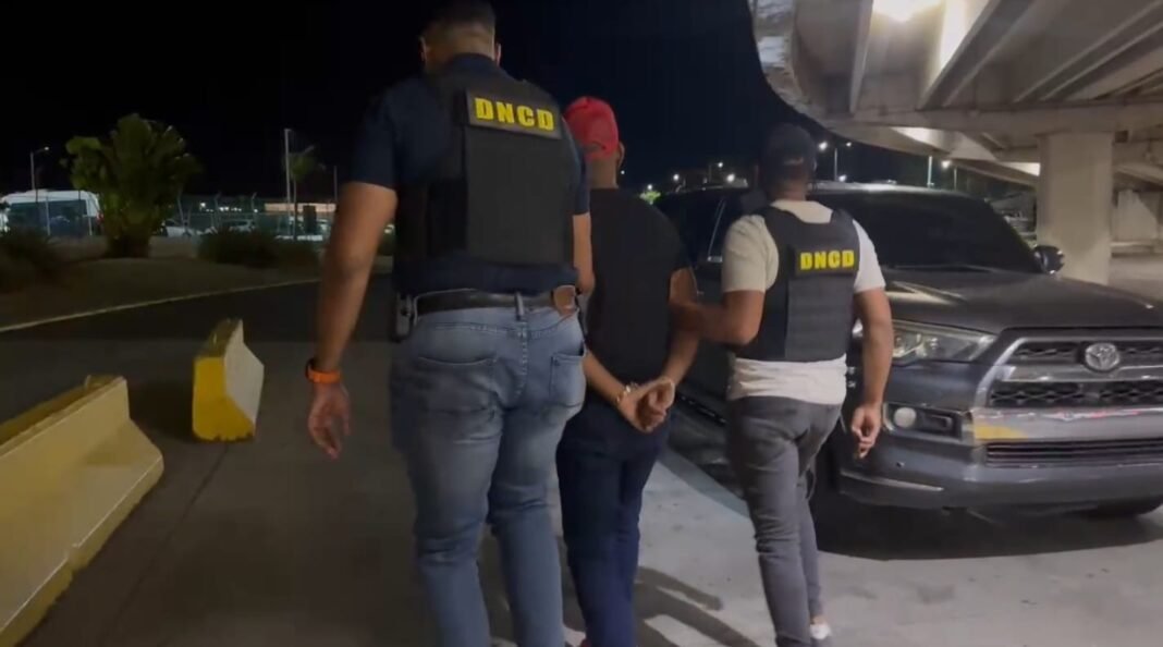 Ministerio Público y DNCD arrestan hombre perseguido por alijo de 6,740 libras de marihuana Ministerio Público y DNCD arrestan hombre perseguido por alijo de 6,740 libras de marihuana