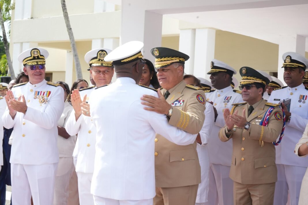 Ministro de Defensa encabeza acto de cambio de mando en la Armada de República Dominicana