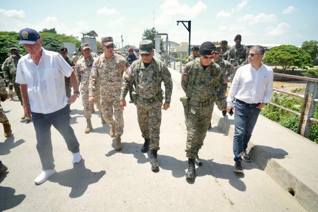 Ministro de Defensa recorre la frontera acompañado de asesores Poder Ejecutivo en materia policial Ministro de Defensa recorre la frontera acompañado de asesores Poder Ejecutivo en materia policial