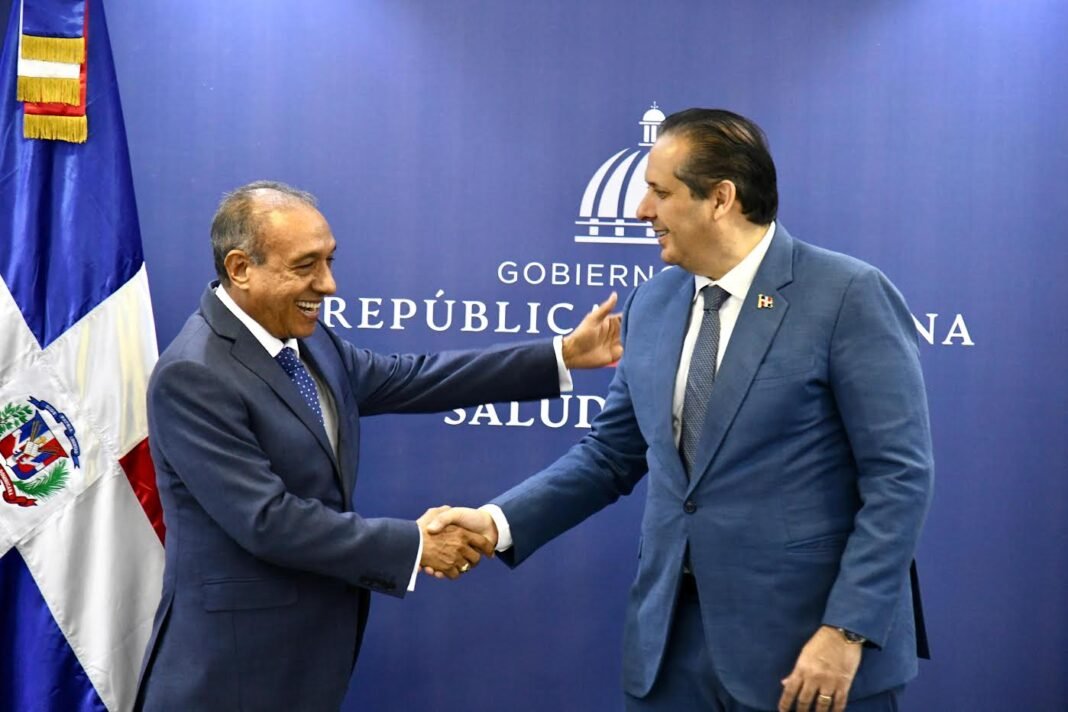 Ministro de Salud juramenta al nuevo director ejecutivo de Conape Ministro de Salud juramenta al nuevo director ejecutivo de Conape