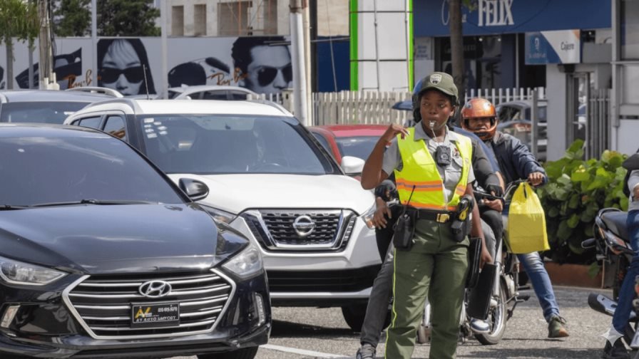 Mujeres ganan espacio en tránsito y patrullaje, pero siguen en minoría