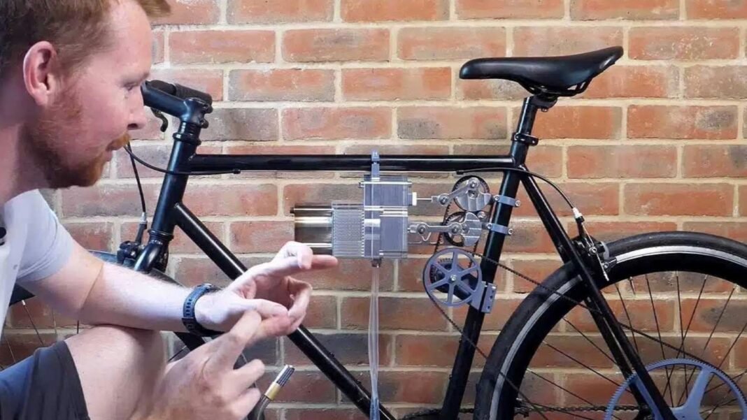 Ni gasolina ni electricidad, un ingeniero crea una ‘bicicleta’ con un motor de hace 200 años Ni gasolina ni electricidad, un ingeniero crea una ‘bicicleta’ con un motor de hace 200 años