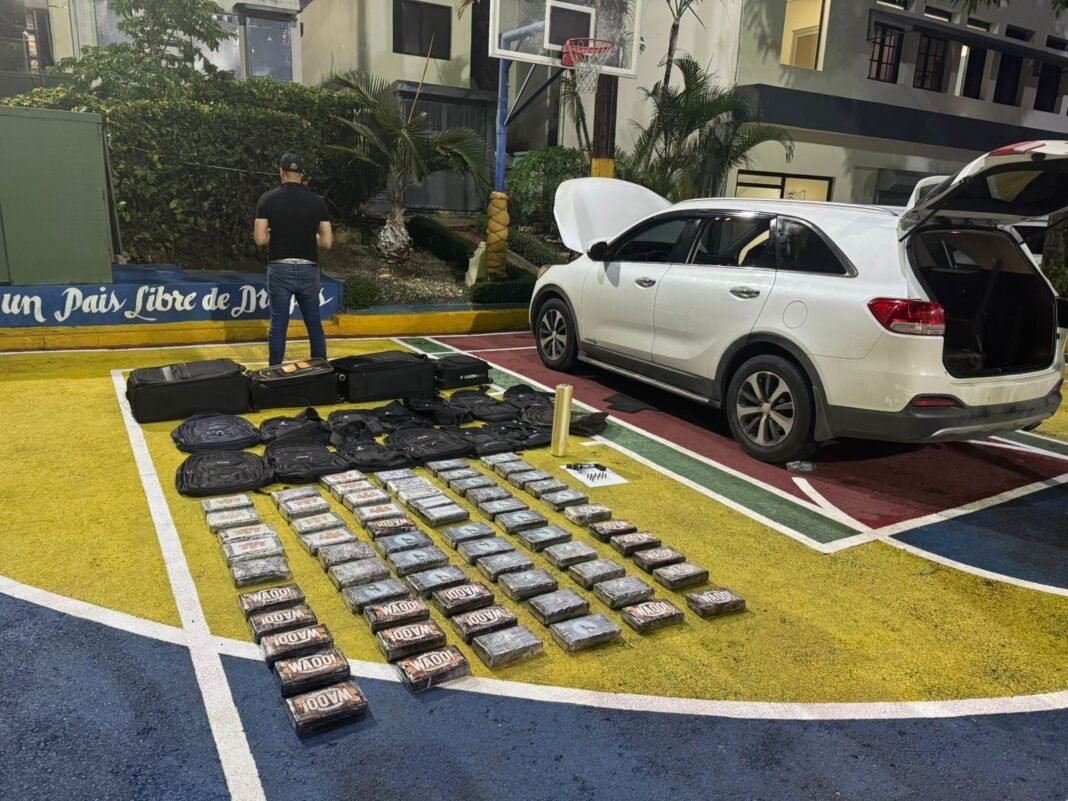 OPERACIÓN SIMULTÁNEA: DOS HOMBRES ARRESTADOS CON 93 PAQUETES DE PRESUNTA COCAÍNA OPERACIÓN SIMULTÁNEA: DOS HOMBRES ARRESTADOS CON 93 PAQUETES DE PRESUNTA COCAÍNA