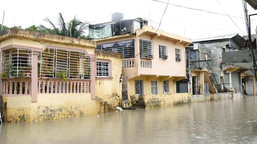 Otra lluvia, otra inundación en el sector Arroyo Bonito de Santo Domingo Oeste