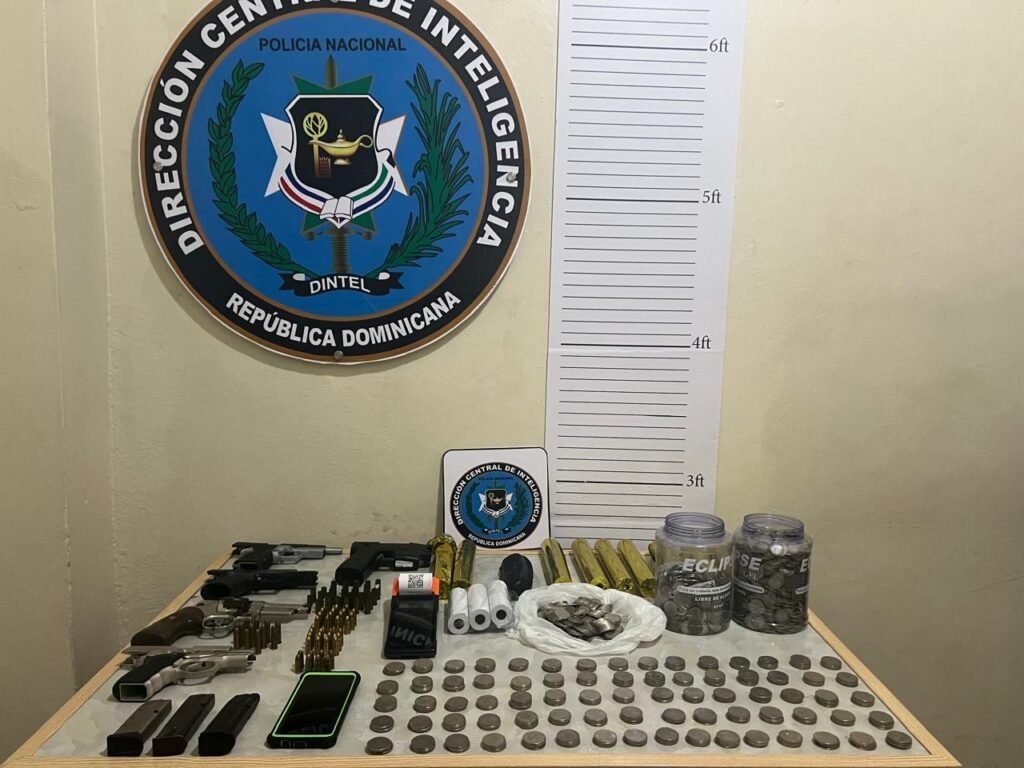 PN y MP apresan tres personas y ocupan armas de fuego, dinero y otros objetos durante allanamientos en Espaillat PN y MP apresan tres personas y ocupan armas de fuego, dinero y otros objetos durante allanamientos en Espaillat