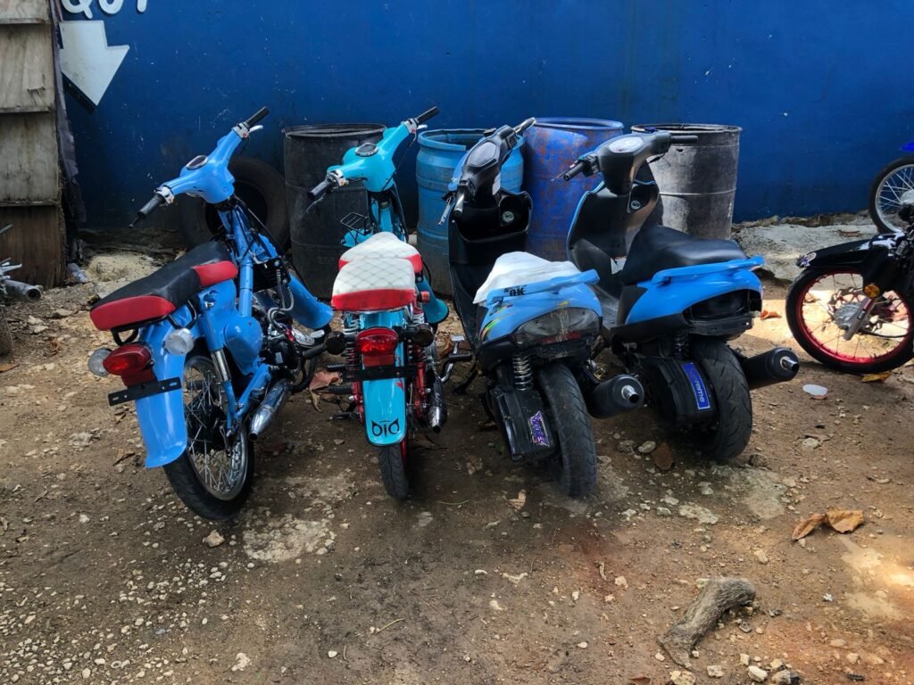 Policía incauta cuatro motocicletas y detiene a tres jóvenes que se preparaban para carreras clandestinas en La Romana