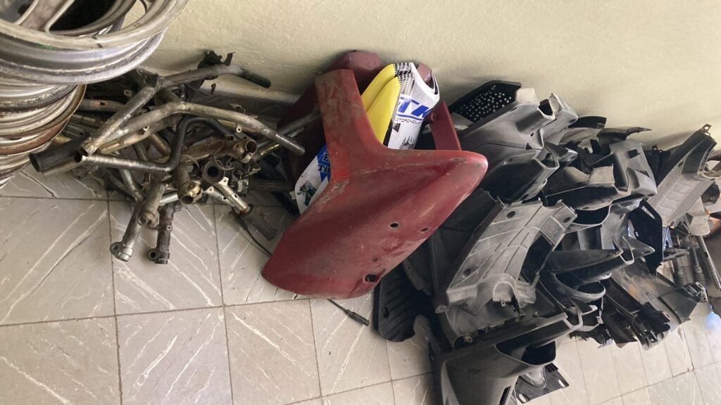 Policía Nacional apresa a “Bombogás” en San Juan y ocupa gran cantidad de piezas de motocicletas sin documentos durante allanamiento Policía Nacional apresa a “Bombogás” en San Juan y ocupa gran cantidad de piezas de motocicletas sin documentos durante allanamiento