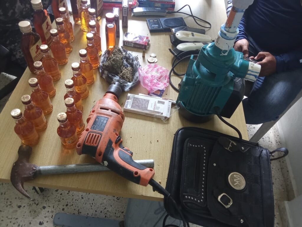 Policía ocupa drogas, motocicleta y herramientas en operativo contra punto de venta en El Cercado, San Juan Policía ocupa drogas, motocicleta y herramientas en operativo contra punto de venta en El Cercado, San Juan