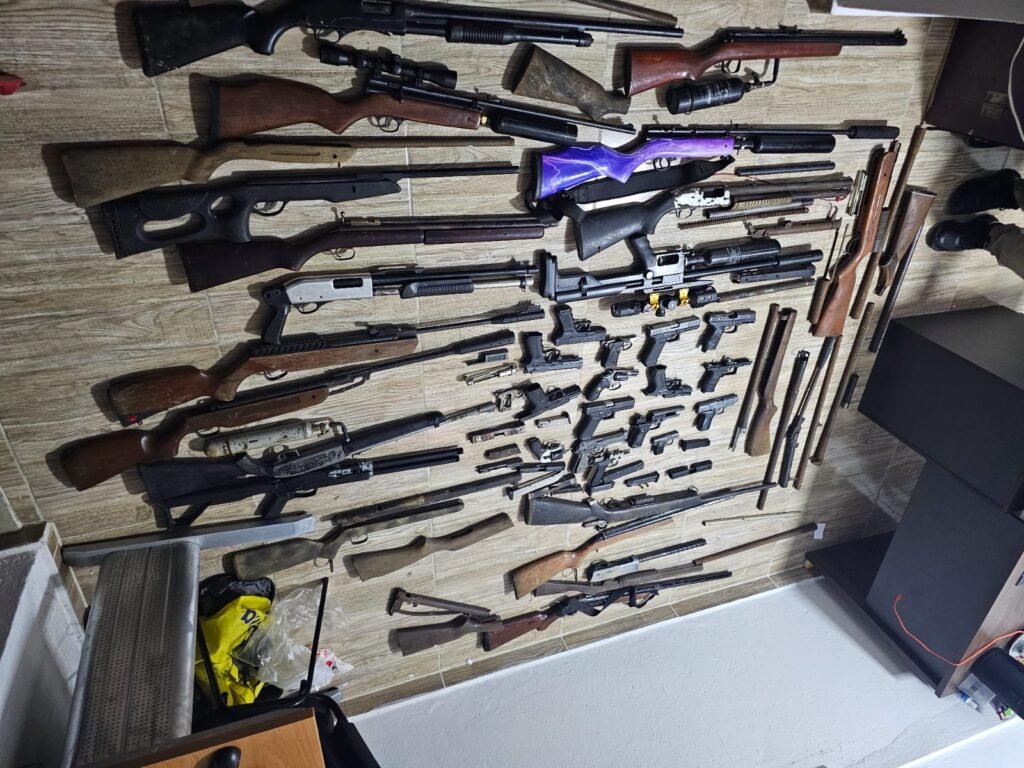 Policía y MP desmantelan armería clandestina y ocupa 33 armas en San Cristóbal Policía y MP desmantelan armería clandestina y ocupa 33 armas en San Cristóbal