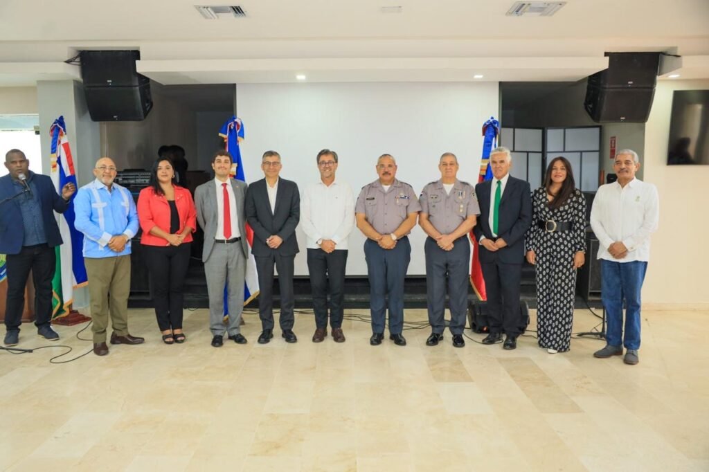 Policías Dominicanos y Delegación Chilena Conmemoran 215° Aniversario de las Fiestas Patrias de Chile Policías Dominicanos y Delegación Chilena Conmemoran 215° Aniversario de las Fiestas Patrias de Chile