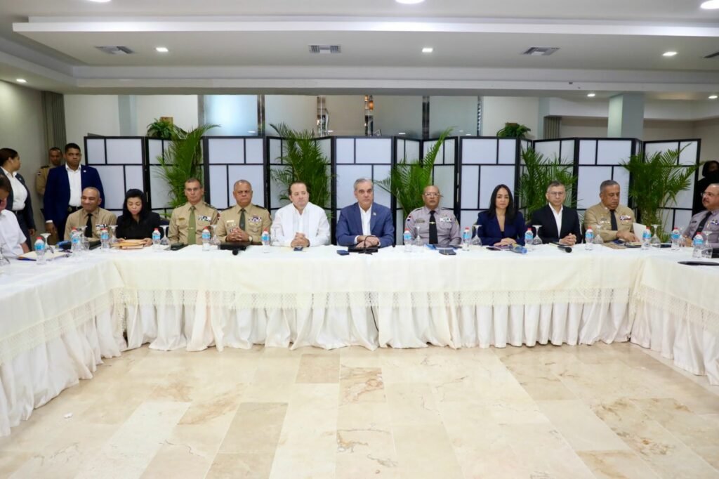 Presidente Abinader encabeza reunión de seguimiento al Plan de Seguridad Ciudadana Presidente Abinader encabeza reunión de seguimiento al Plan de Seguridad Ciudadana