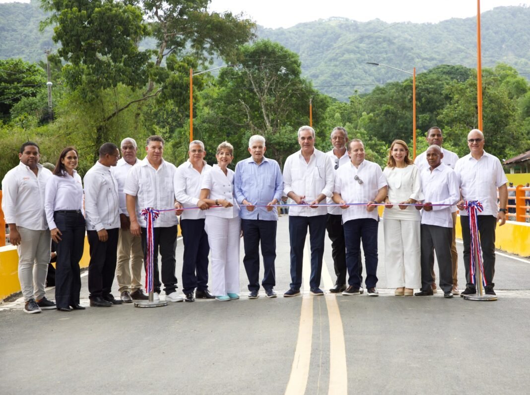 Presidente Abinader inaugura puente en Altamira, Puerto Plata, promoviendo desarrollo agrícola y comunicación