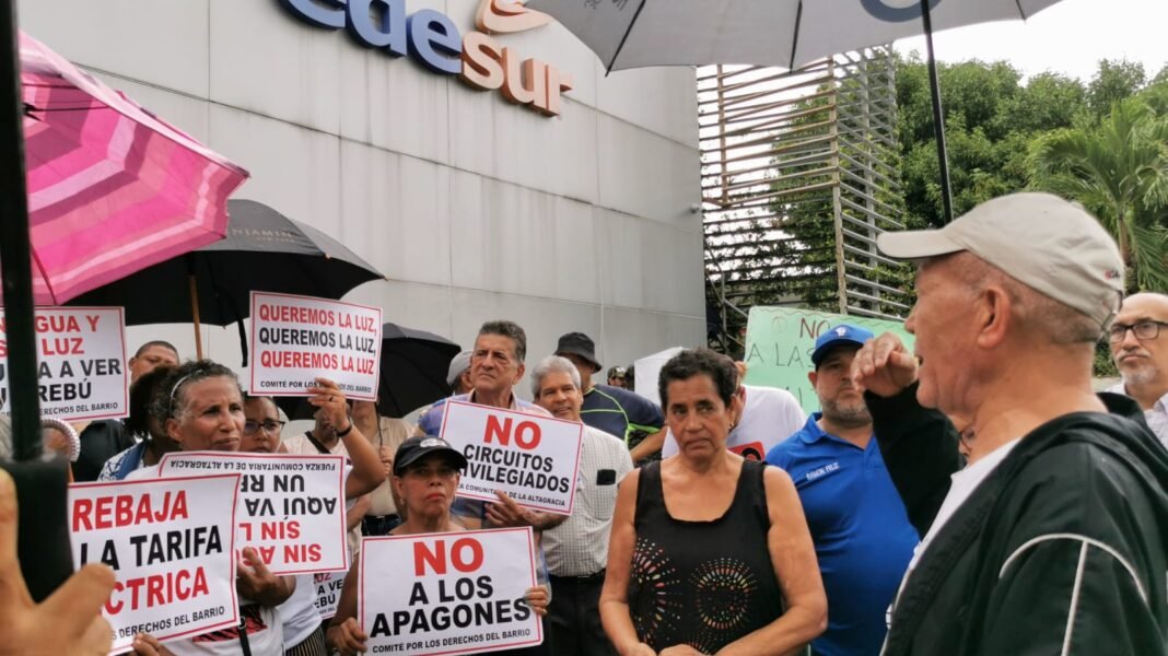 Protestan frente a Edesur de Herrera por tandas de apagones Protestan frente a Edesur de Herrera por tandas de apagones