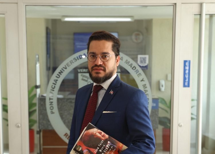 Pucmm designa a Raúl Ovalle como director de la Escuela de Economía en Santo Domingo y Santiago Pucmm designa a Raúl Ovalle como director de la Escuela de Economía en Santo Domingo y Santiago