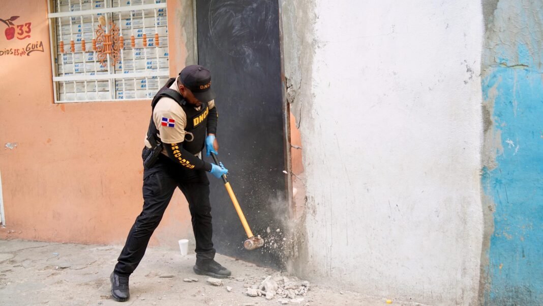 REFUERZAN INTERVENCIONES CONTRA EL MICROTRÁFICO DE DROGAS EN PERAVIA Y SAN CRISTÓBAL REFUERZAN INTERVENCIONES CONTRA EL MICROTRÁFICO DE DROGAS EN PERAVIA Y SAN CRISTÓBAL