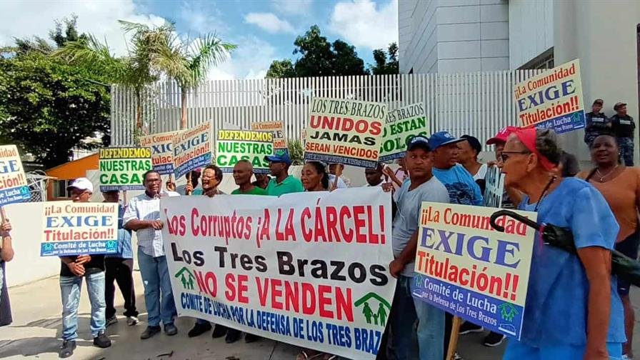 Residentes de los Tres Brazos denuncian abandono del barrio; marcharán al Palacio Nacional Residentes de los Tres Brazos denuncian abandono del barrio; marcharán al Palacio Nacional