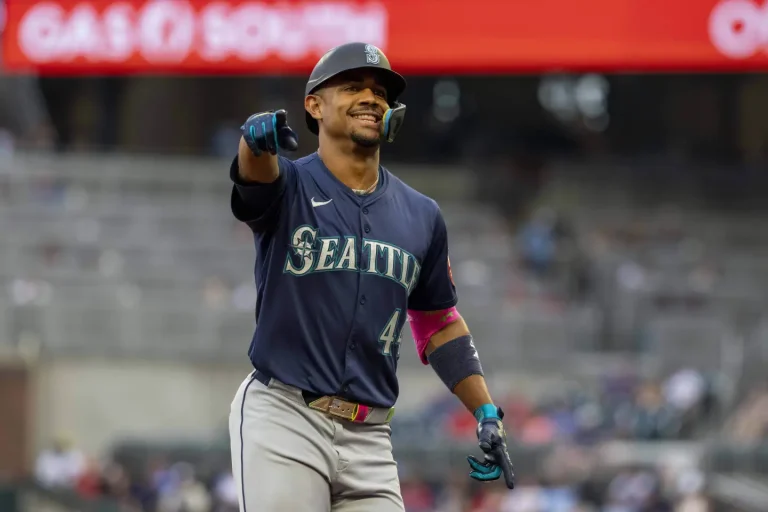 Rodríguez conecta 2 jonrones, Raleigh llega a 52, y Marineros derrotan 10-2 a los Bravos