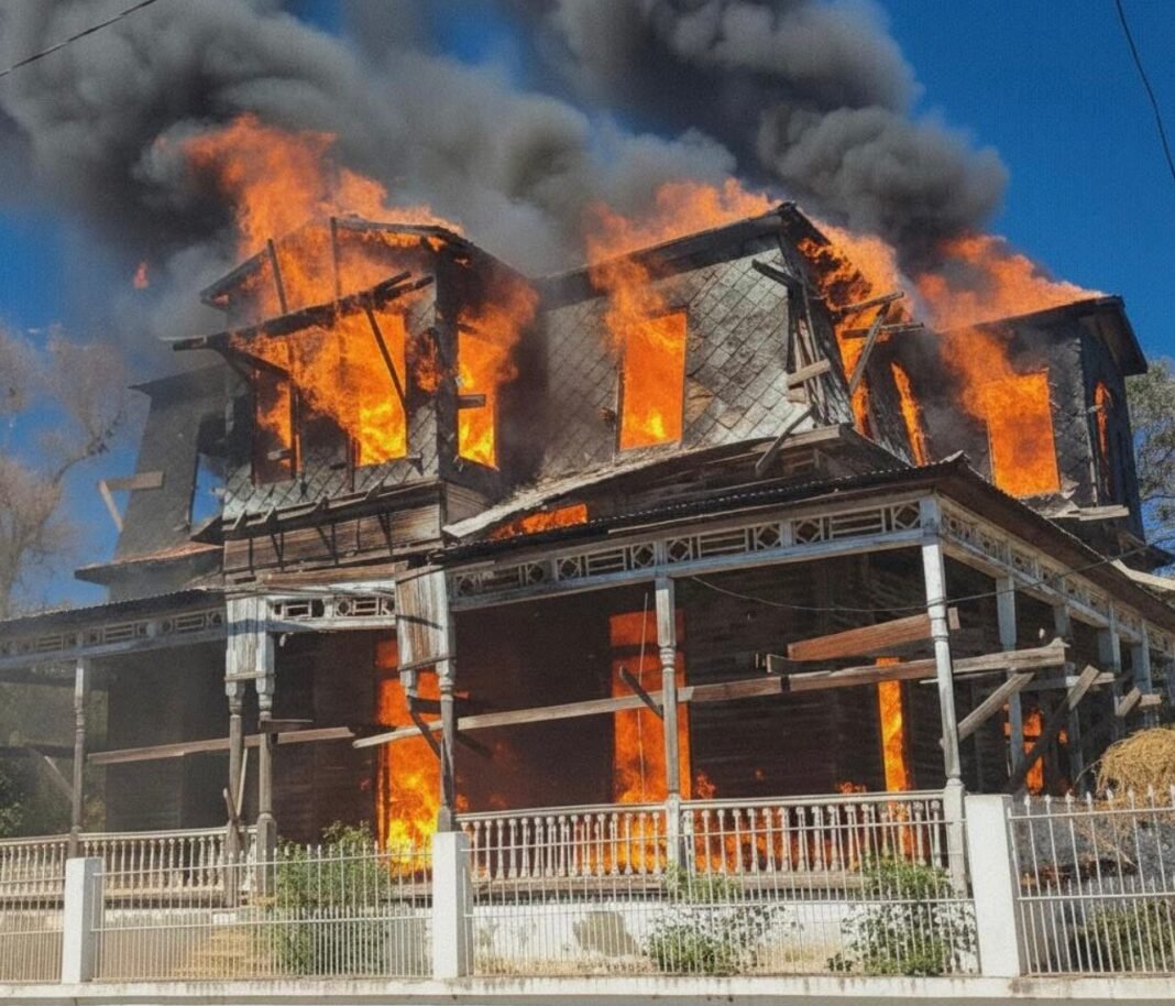 Rodríguez Pimentel deplora incendio que redujo a cenizas la casa “Villa Doña Emilia” en Montecristi Rodríguez Pimentel deplora incendio que redujo a cenizas la casa “Villa Doña Emilia” en Montecristi