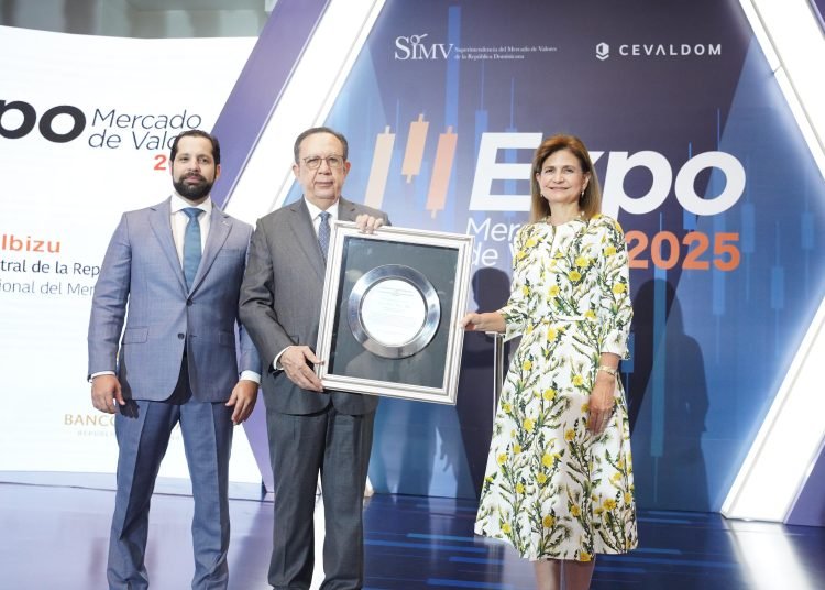 SIMV y Cadomca reconocen a Valdez Albizu por el surgimiento y desarrollo del mercado de valores en RD SIMV y Cadomca reconocen a Valdez Albizu por el surgimiento y desarrollo del mercado de valores en RD