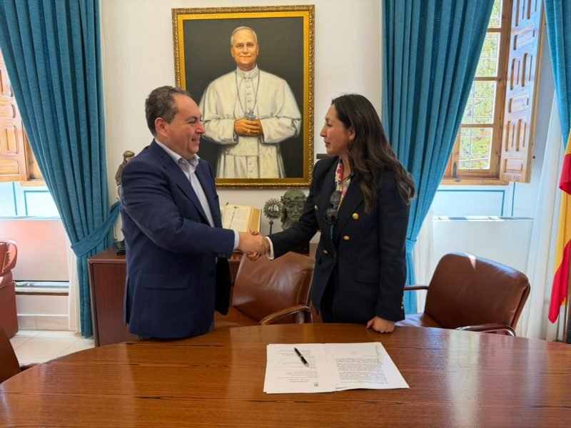 SNS, UCAM y CDEI fortalecen formación en gestión hospitalaria con nueva maestría