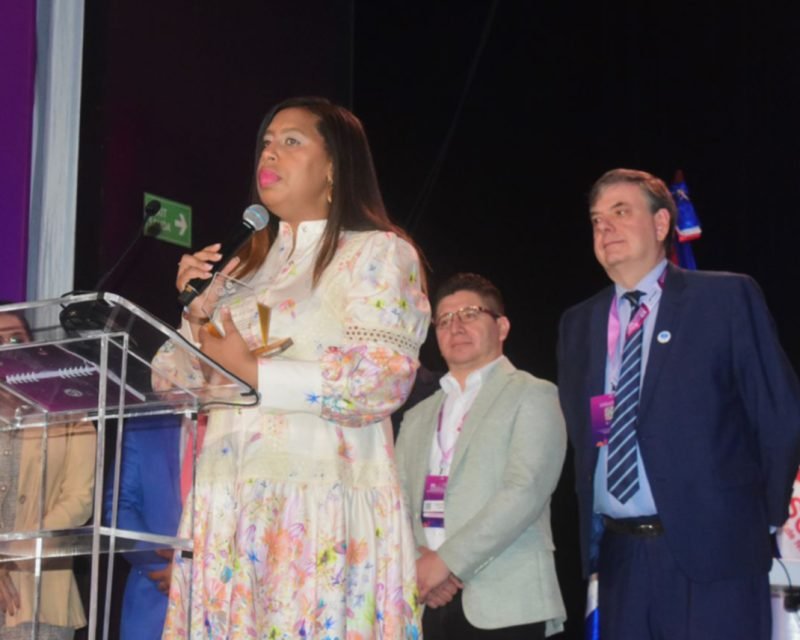 SODOEM reconoce a la Dra. Sarah Nicole de la Cruz Cepeda por su destacada trayectoria SODOEM reconoce a la Dra. Sarah Nicole de la Cruz Cepeda por su destacada trayectoria