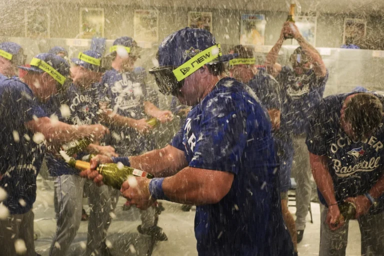 Toronto asegura playoffs, Yankees mantiene viva la lucha. Twins frenan a Guardianes Toronto asegura playoffs, Yankees mantiene viva la lucha. Twins frenan a Guardianes