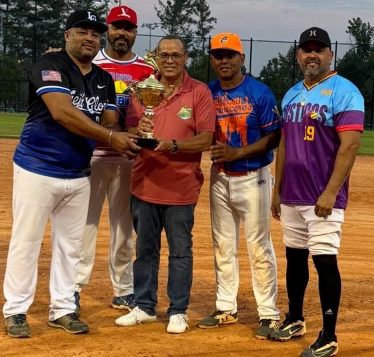 Tres equipos dividen en softbol de Greenville, Carolina Tres equipos dividen en softbol de Greenville, Carolina