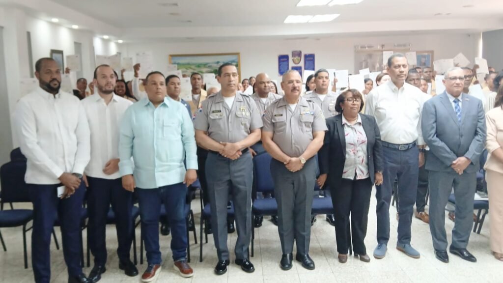 Un total de 106 agentes policiales se gradúan en áreas técnicas gracias a colaboración entre Policía, Indotel e Infotep