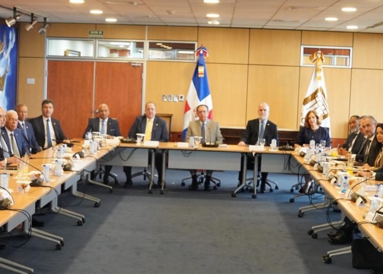 Valdez Albizu, Magín Díaz y Alejadro Fernández se reúnen con los presidentes del sector financiero para pasar revista a la economía nacional