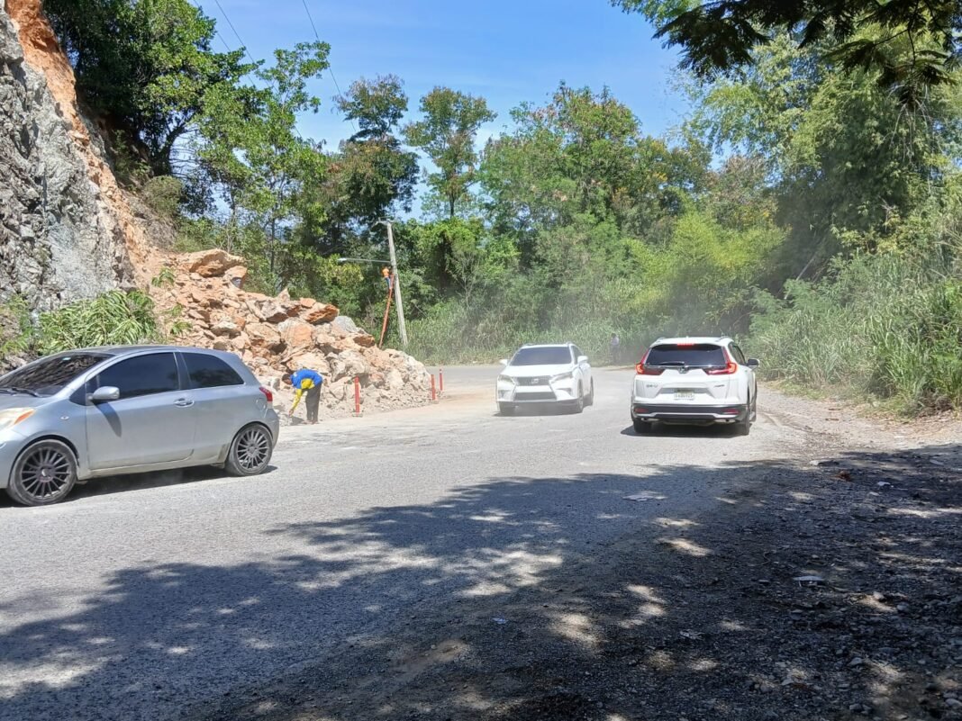 Ya se puede transitar por la carretera La Vega-Jarabacoa Ya se puede transitar por la carretera La Vega-Jarabacoa