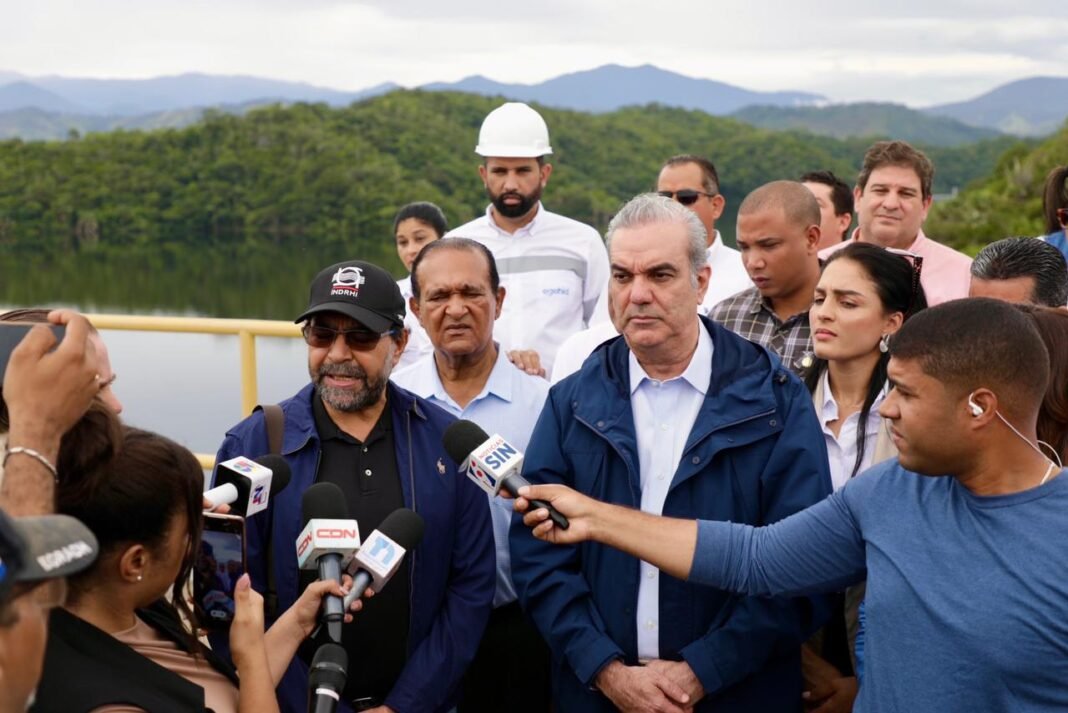 Abinader supervisa presas del Cibao por huracán Melissa