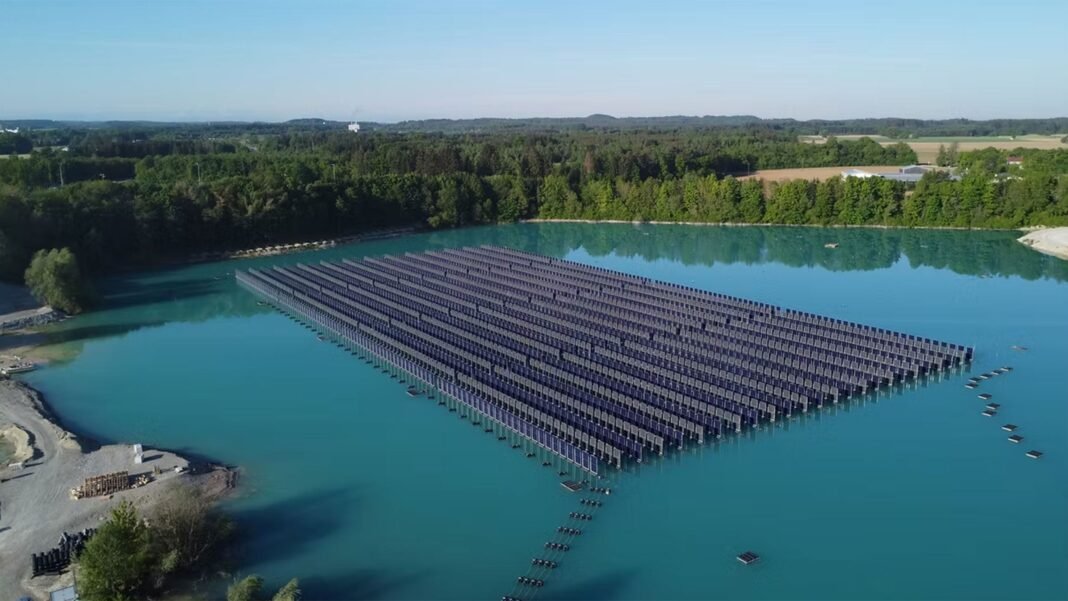 Alemania soluciona uno de los grandes quebraderos de cabeza de las energías renovables tirando paneles solares a un lago Alemania soluciona uno de los grandes quebraderos de cabeza de las energías renovables tirando paneles solares a un lago