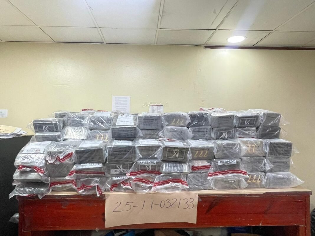 ALIJO CONFISCADO EN COSTAS DE BANI POSITIVO A COCAÍNA ALIJO CONFISCADO EN COSTAS DE BANI POSITIVO A COCAÍNA