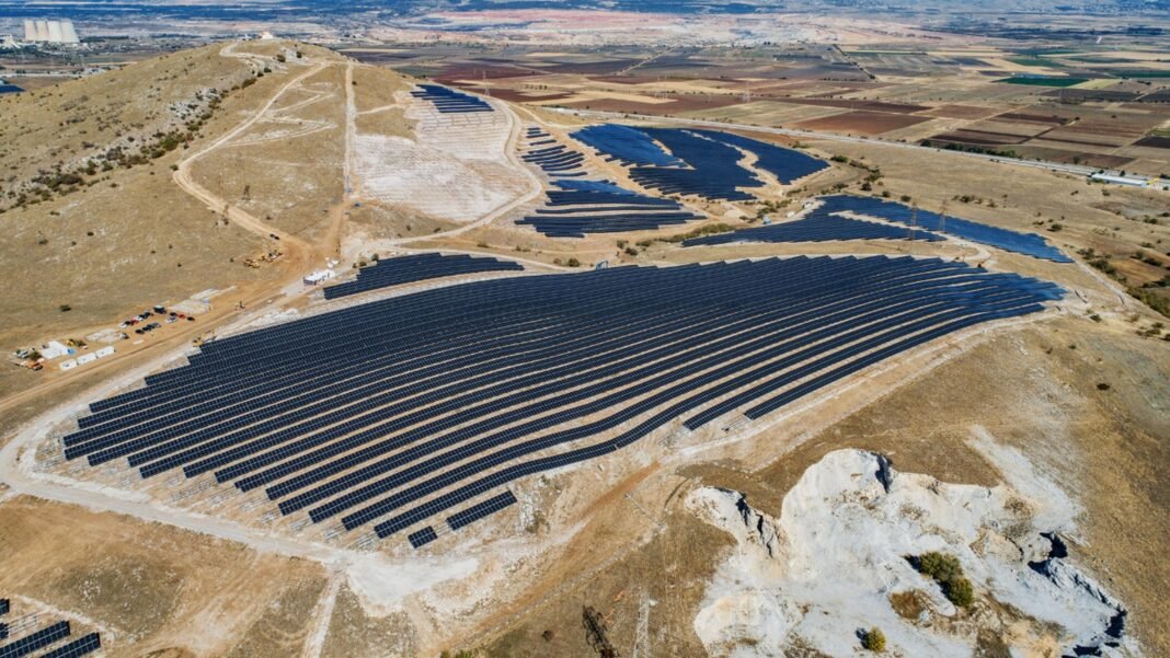 Apple abre un parque solar en España y anuncia otros en Europa, con un noble objetivo: devolver gratis toda la electricidad que gastan sus usuarios Apple abre un parque solar en España y anuncia otros en Europa, con un noble objetivo: devolver gratis toda la electricidad que gastan sus usuarios
