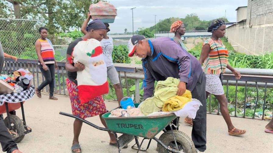 Autoridades dominicanas aplican vigilancia sanitaria en paso fronterizo por brote de cólera en Haití