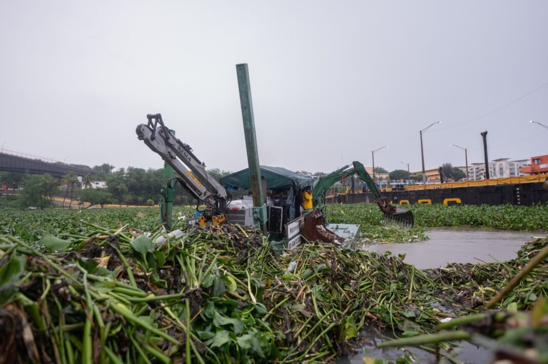Autoridades intervienen el puente flotante del río Ozama tras tormenta Melissa Autoridades intervienen el puente flotante del río Ozama tras tormenta Melissa