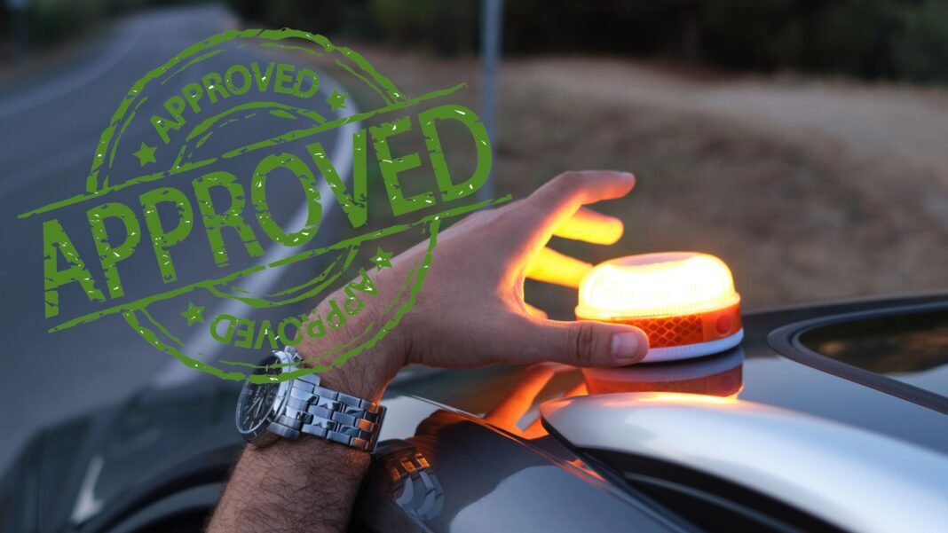 Baliza V16 conectada con la DGT: cómo saber antes de comprar si una luz de emergencia está homologada Baliza V16 conectada con la DGT: cómo saber antes de comprar si una luz de emergencia está homologada