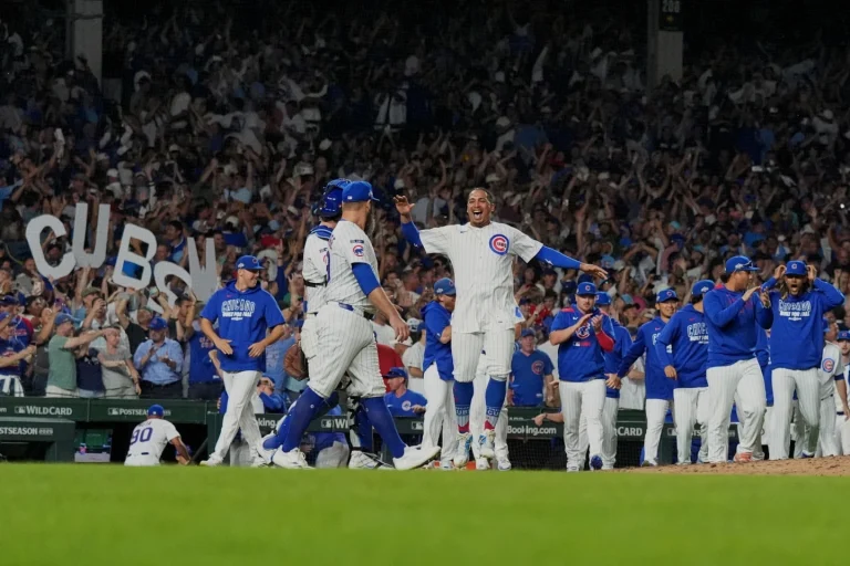 Cachorros vencen 3-1 a los Padres, ganan la Serie del Comodín y avanzan a la Serie Divisional de la Liga Nacional contra Cerveceros Cachorros vencen 3-1 a los Padres, ganan la Serie del Comodín y avanzan a la Serie Divisional de la Liga Nacional contra Cerveceros